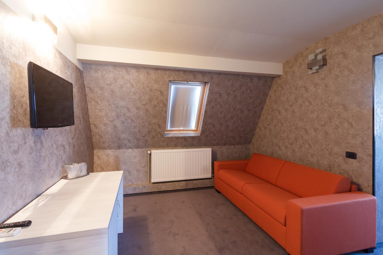 Ymy Hotels Zsilvásárhely Kültér fotó