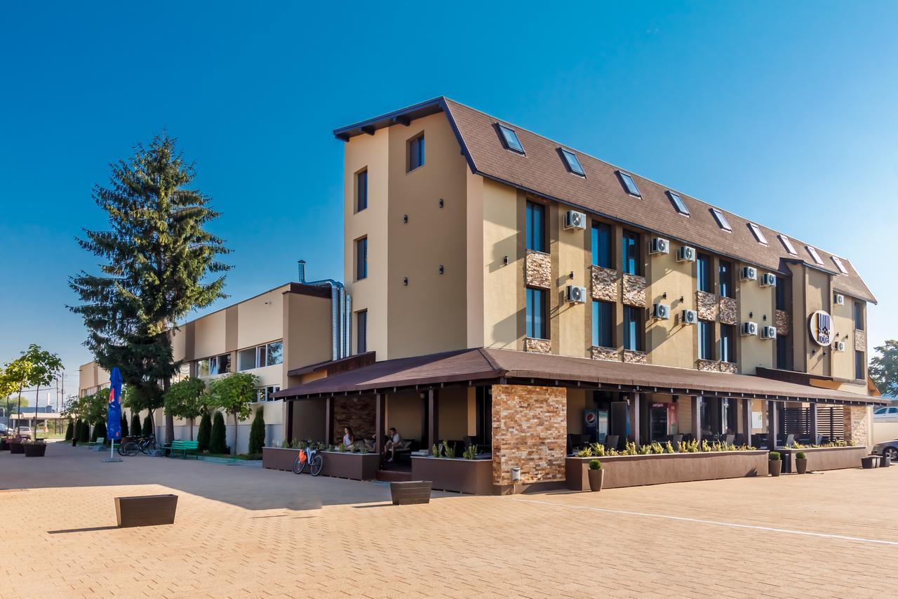 Ymy Hotels Zsilvásárhely Kültér fotó